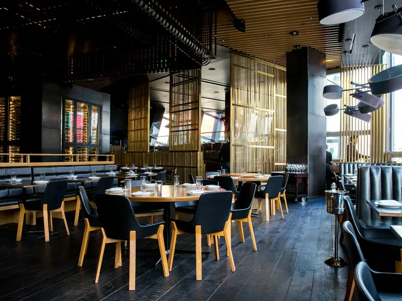 Sală de restaurant cu mese pregătite